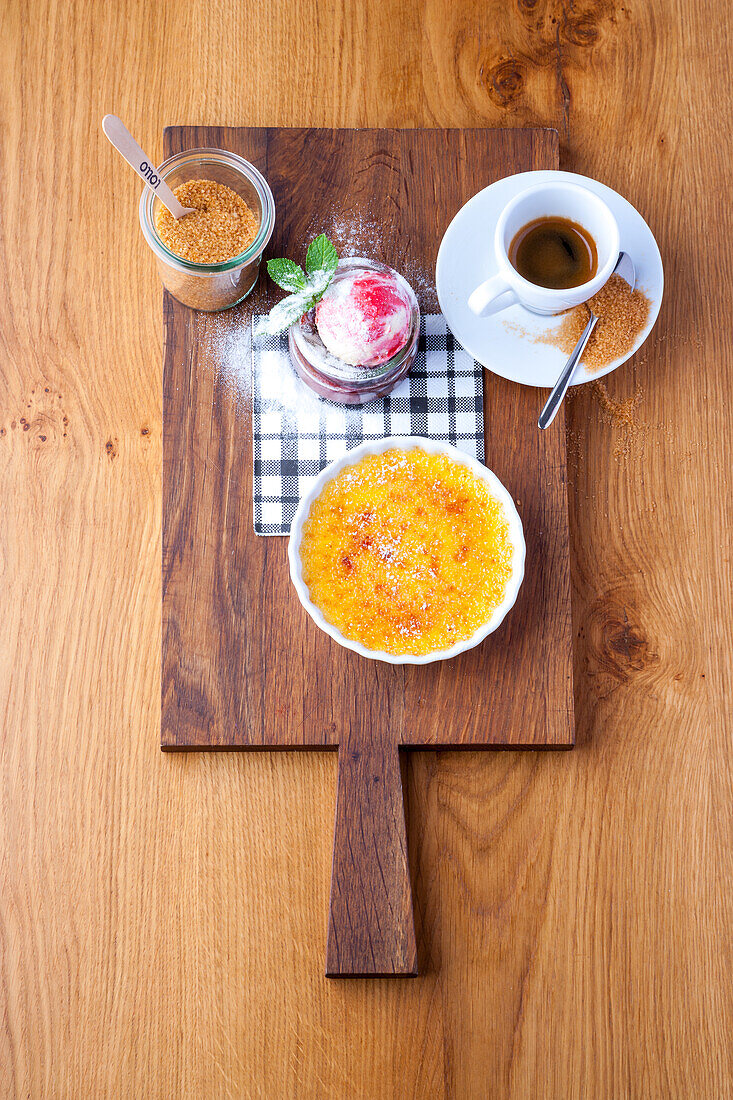 Creme brulée dazu Espresso und Himbeersorbet