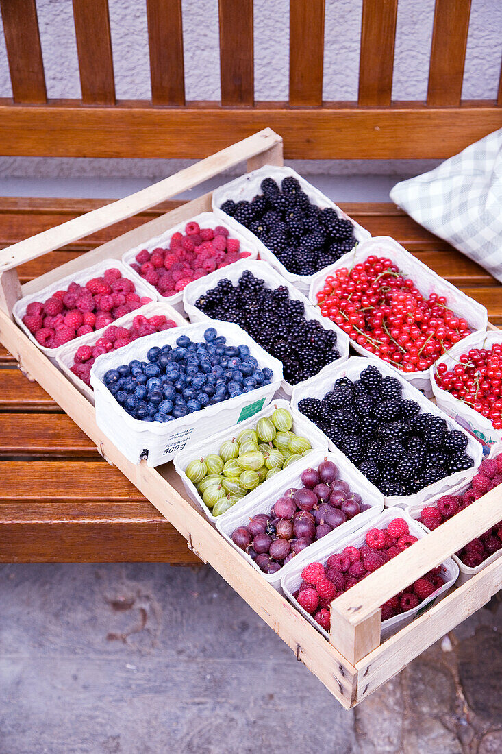 Frische Beeren in Pappschälchen