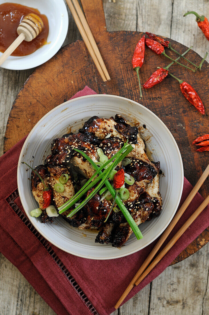 Chinesische Hähnchenflügel mit Sojasauce und Sesam