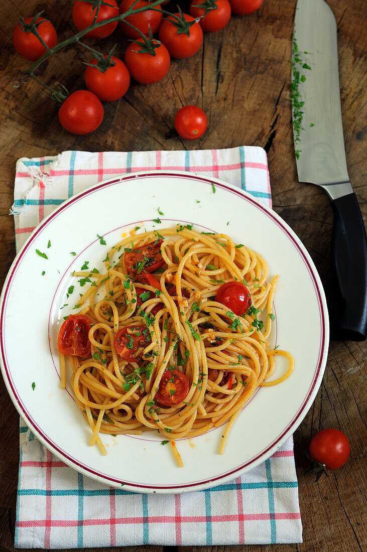 Spaghetti mit Strauchtomaten und frischen Kräutern
