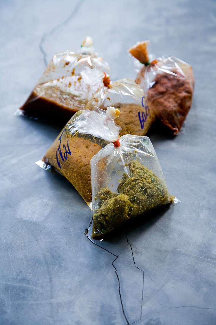 Curry pastes packed in plastic bags (Thailand)