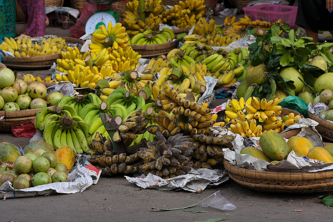 Bananen und Papaya auf einem Markt (Vietnam)