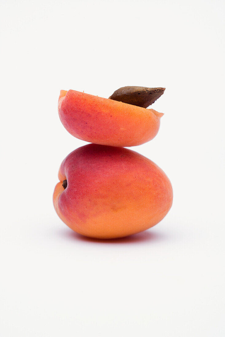 Aprikose, ganz und Aprikosenhälfte mit Aprikosenkern