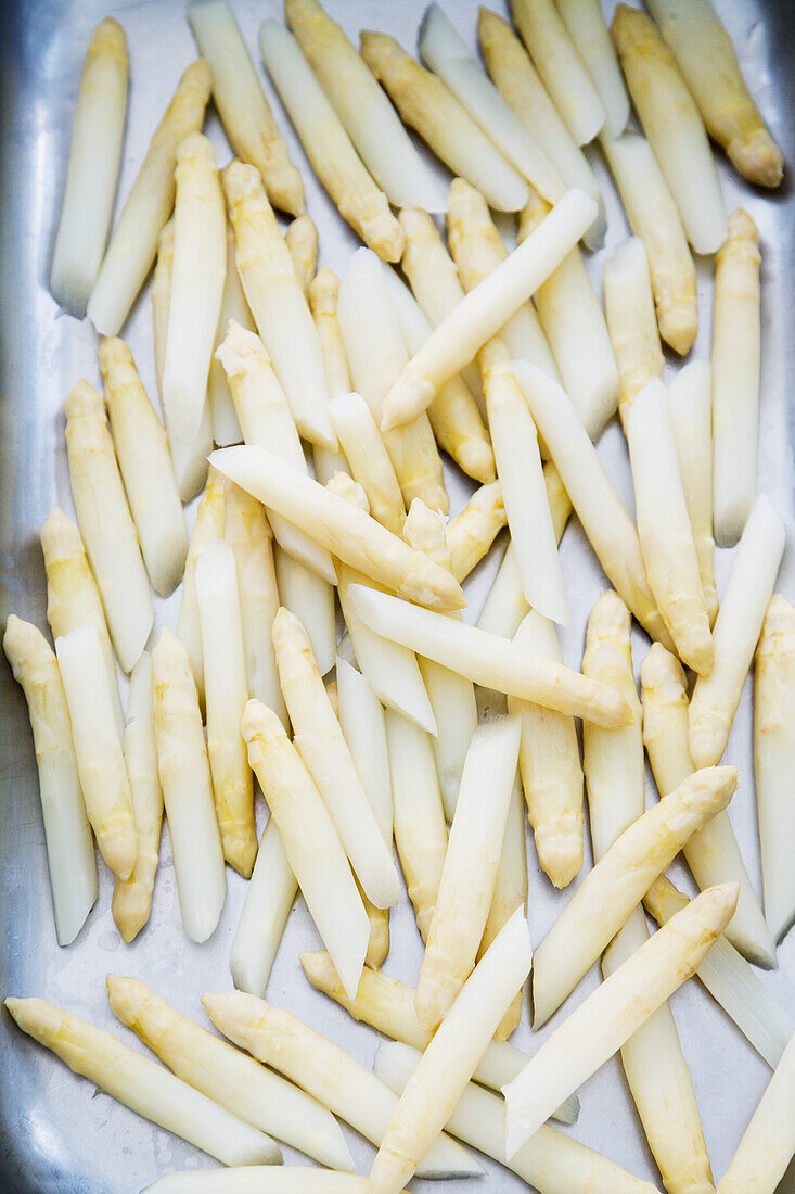 White asparagus, cooked