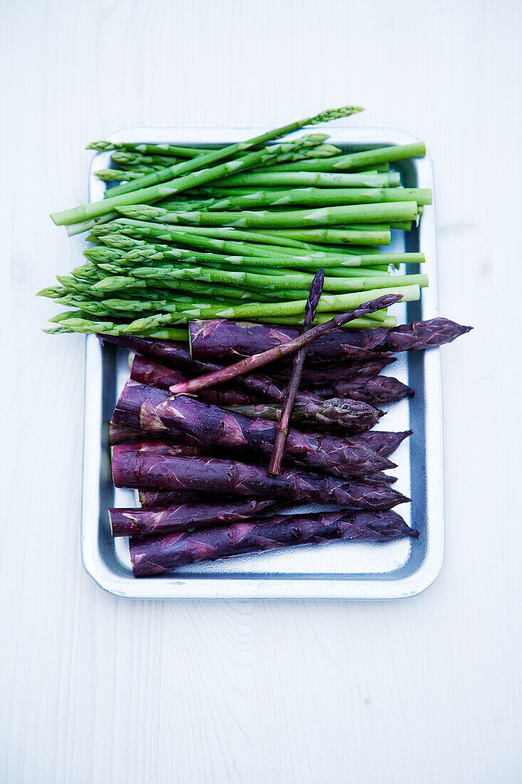 Grüner Spargel und lila Spargel