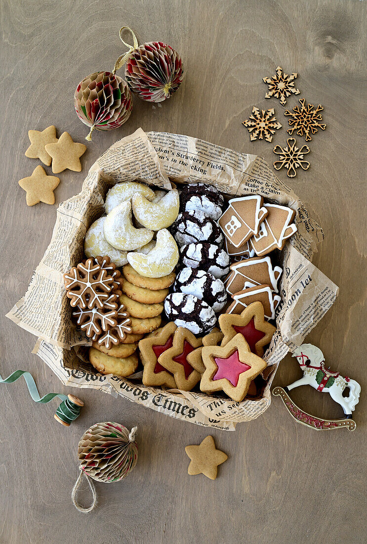 Verschiedene Weihnachtsplätzchen (Schokolade, Erdnuss, halbe Mandelkerne, Ingwer mit Karamellkern, Lebkuchen mit Zuckerguss)