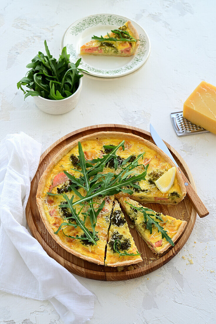 Quiche mit Lachs, Brokkoli und Käse