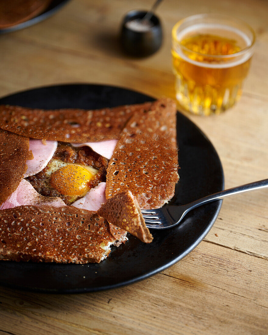 Galette mit Zwiebelconfit, Ei und gekochtem Schinken