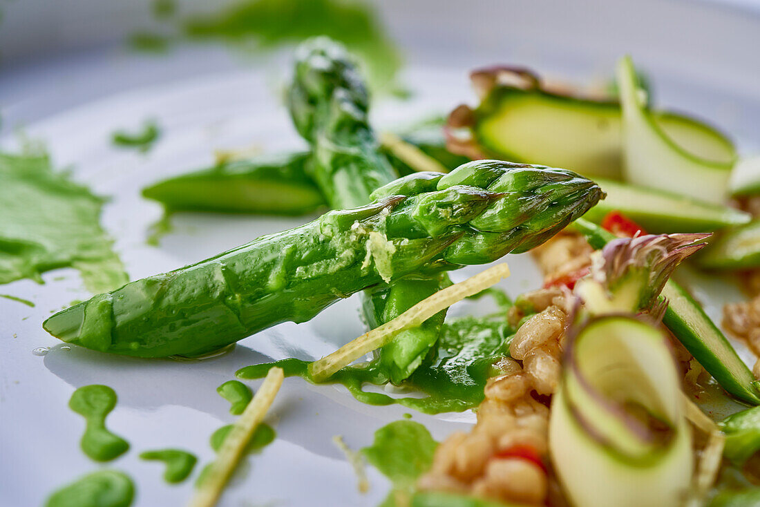 Barley risotto with green asparagus