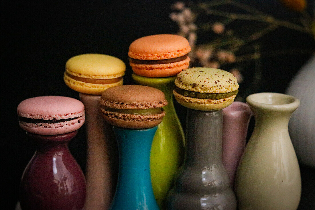 Macarons auf bunten Keramikvasen