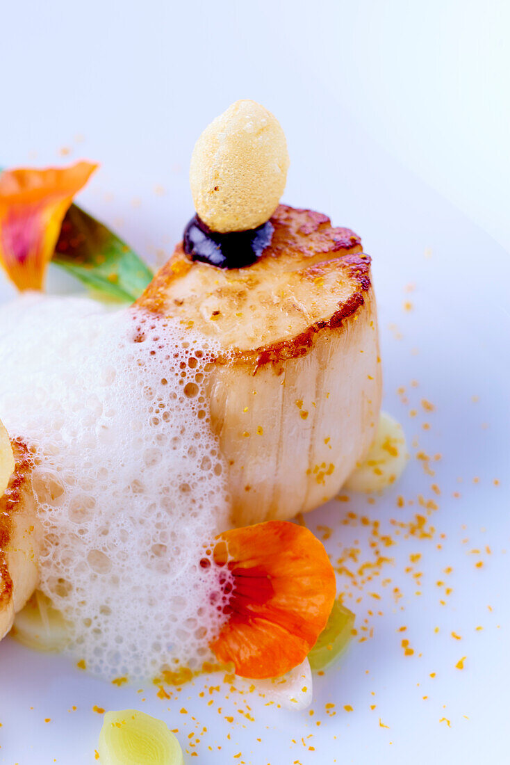 Fried scallop with garlic espuma