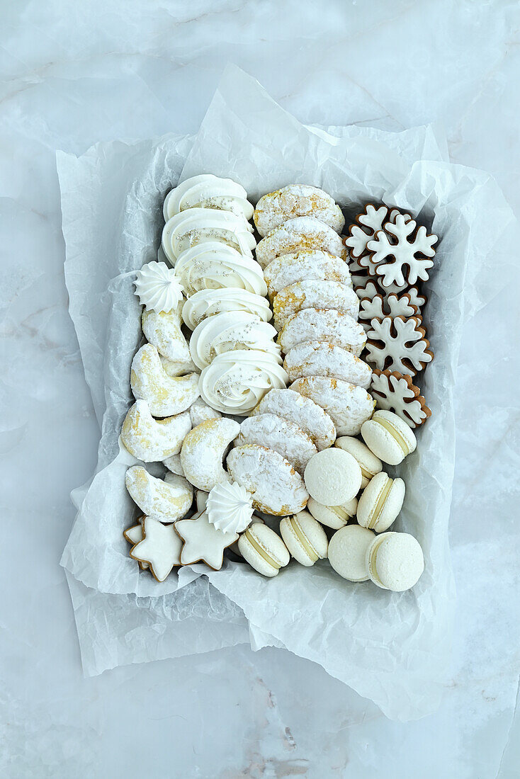White Christmas cookies (with lemon, almond moons, gingerbread with icing, vanilla macarons, meringues)