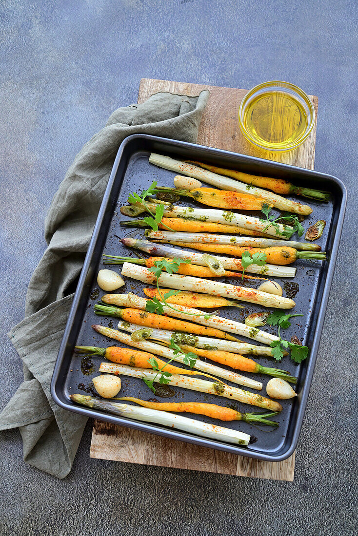 Geröstete Karotten und Spargel mit Knoblauch und Kräutern