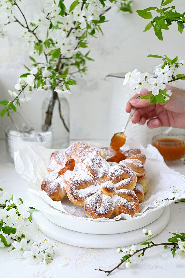 Hefeteiggebäck mit Marmelade