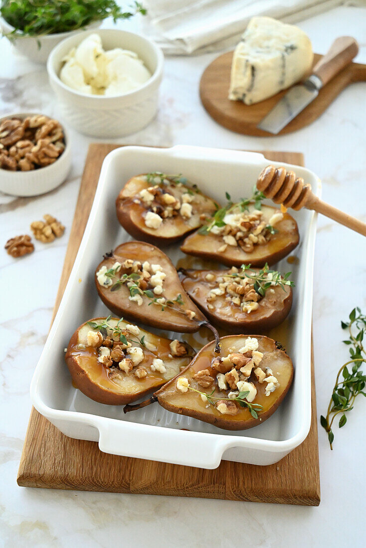 Baked pears with honey, blue cheese, thyme and walnuts