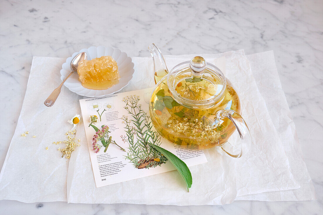 Stoffwechseltee aus Schafgarbe, Gänseblümchen, Salbei und Holunderblüte