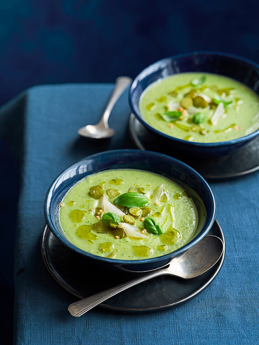 Grüne Gazpacho aus Cornichon und eingelegten Zwiebeln