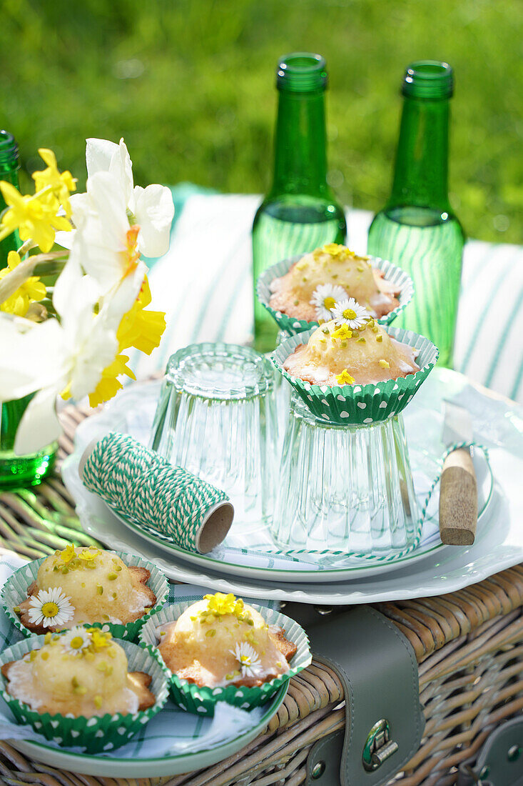 Muffins mit Pistazien und Essblüten (Schlüsselblumen und Gänseblümchen)