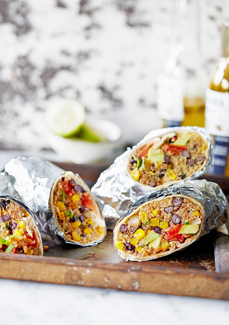 Burritos mit schwarzen Bohnen, Zuckermais und Quinoa