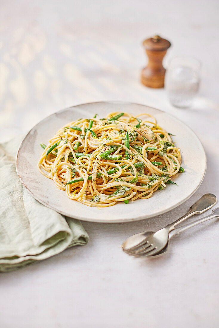 Spaghetti with lemon and green beans