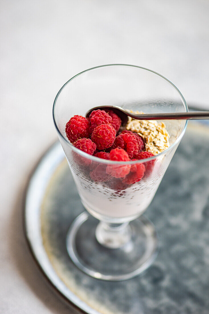 Chiapudding mit frischen Bio-Himbeeren