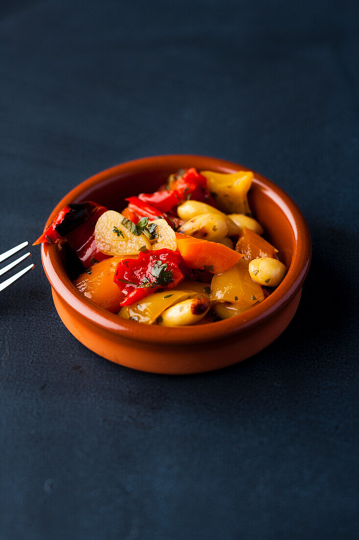 Tapas mit Paprika, Karotten und Mandeln