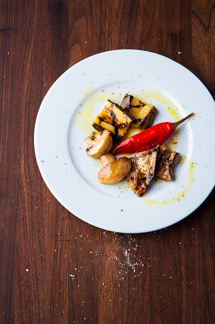 Antipasti mit Aubergine, Peperoni und Champignons