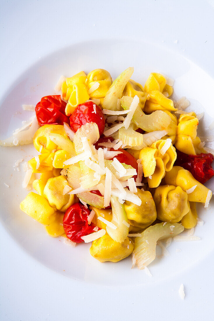 Tortellini mit Tomaten, Staudensellerie und Parmesan