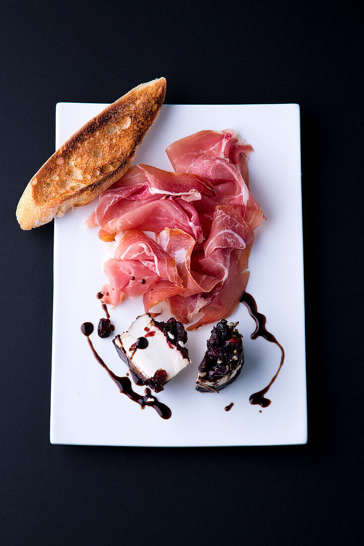 Parmaschinken, Ziegenkäse mit Balsamico und Röstbrot