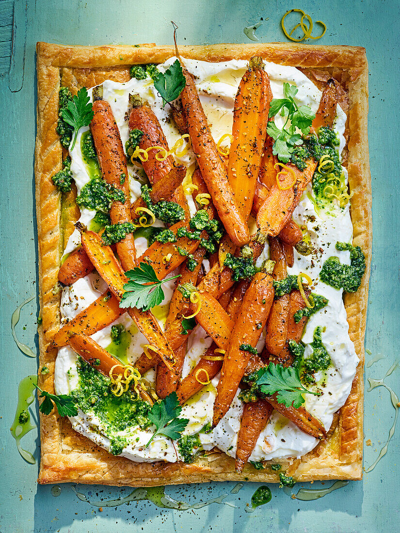 Tarte mit gerösteten Möhren und geschlagenem Feta