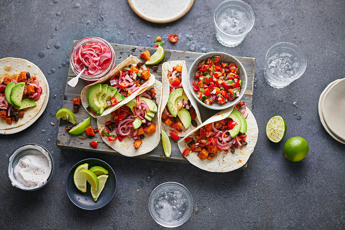 Vegane Tacos mit Tomatensalsa, Avocado und gepickelten Zwiebeln