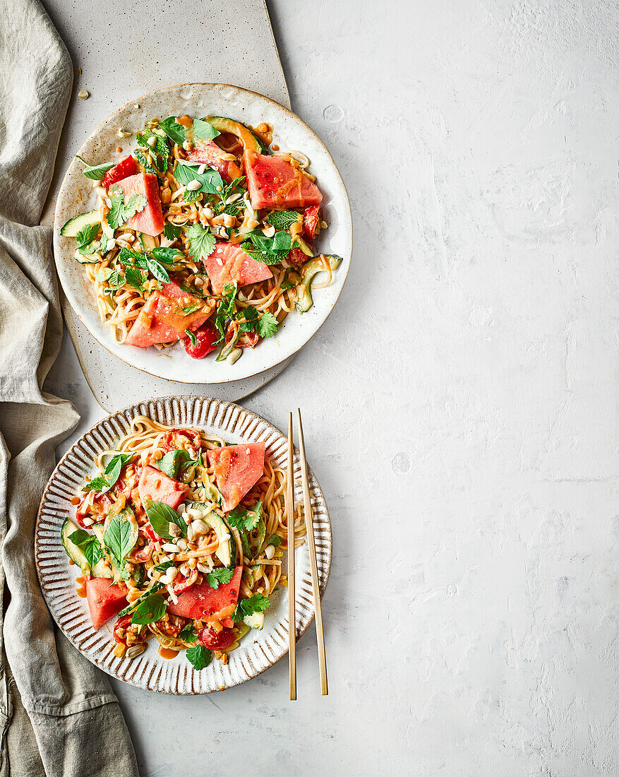 Thailändischer Salat mit Wassermelonen und Erdnuss-Dressing