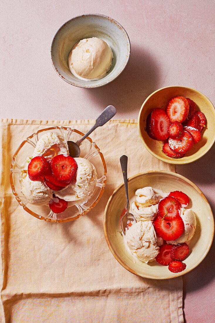 Tres Leches-Eis mit in Limette eingelegten Erdbeeren