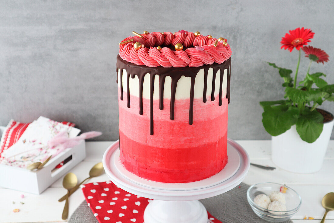 Ombre Torte mit Drip und Swirl in rot