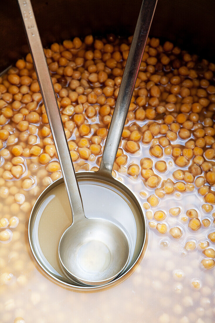 Chickpeas in broth