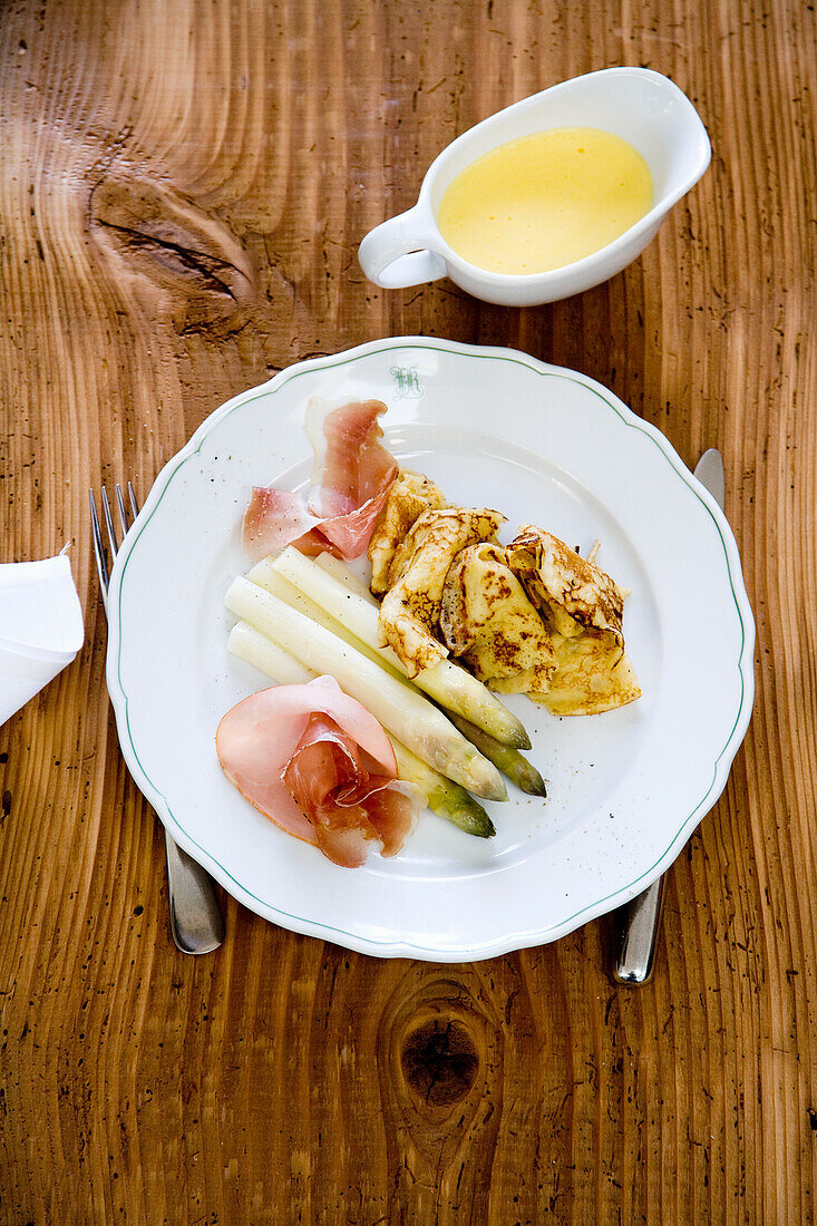 Pfannkuchen mit weißem Spargel, Schinken und Sauce Hollandaise