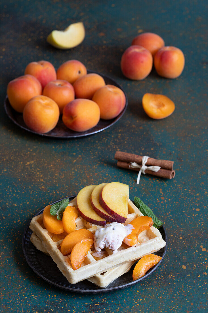 Cinnamon wafers with apricots, maple syrup and ice cream