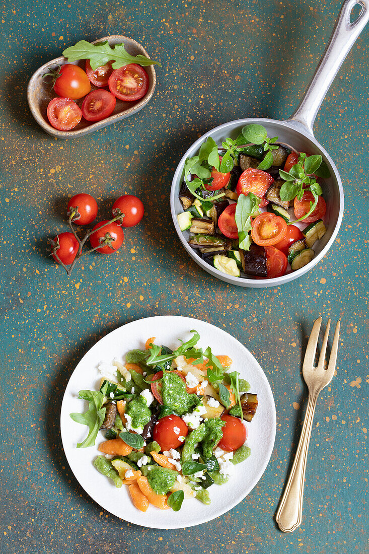 Spätzle mit Tomaten, Zucchini und Fetakäse