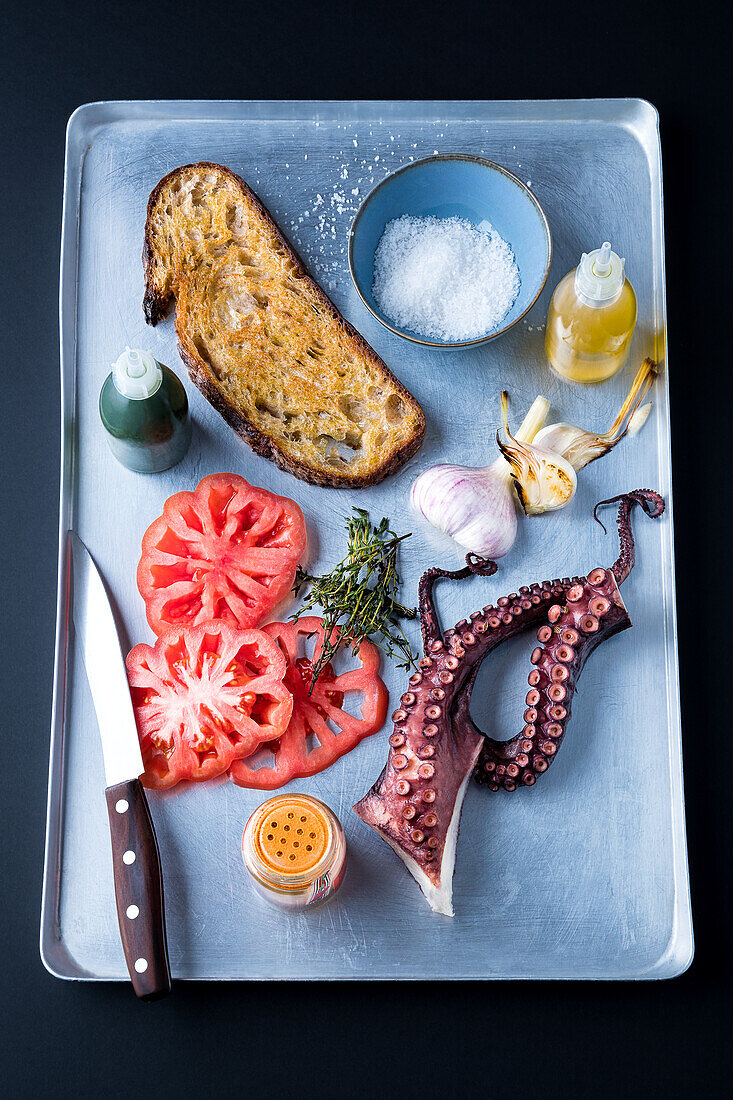 Geröstetes Bauernbrot, Tomate, Pulpo und Knoblauch