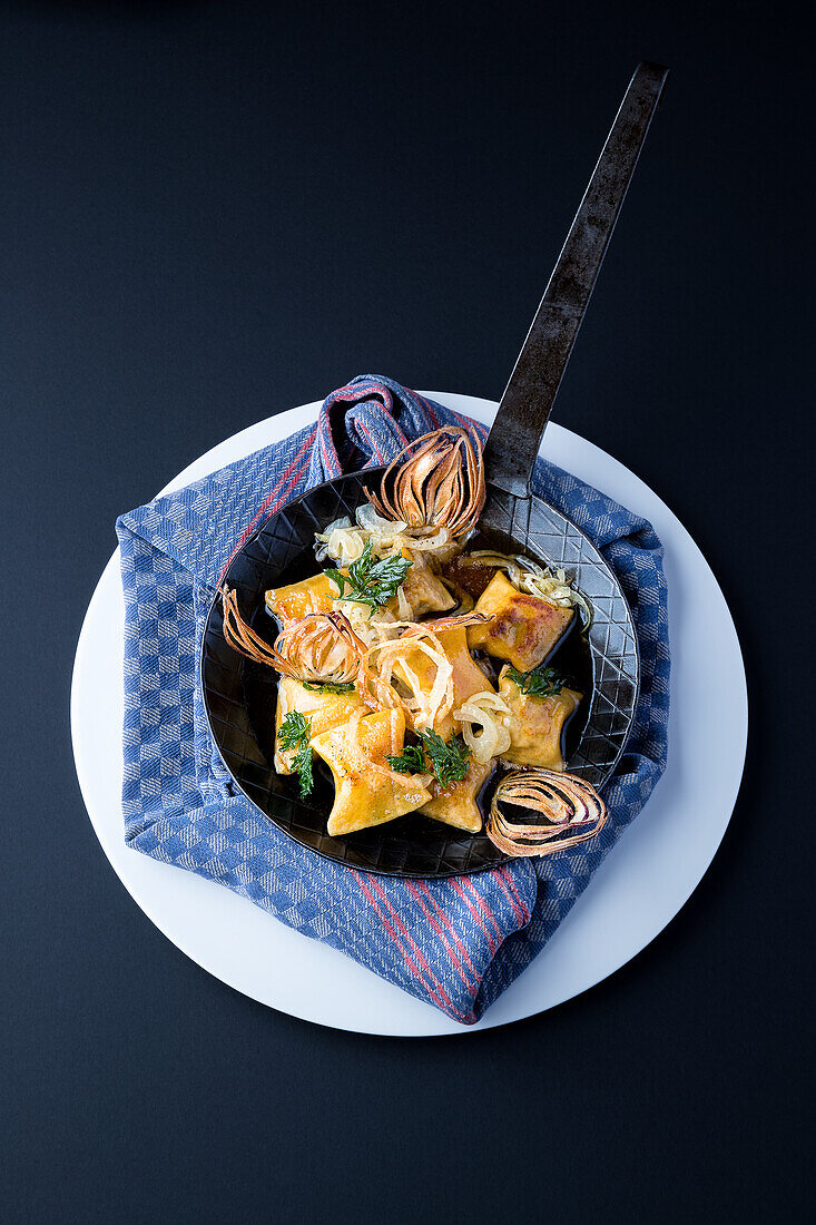 Maultaschen with fried onions and parsley