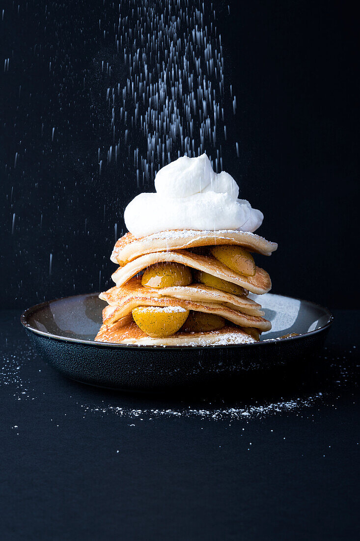 Pancakes mit Mirabellen, Sahne und Puderzucker