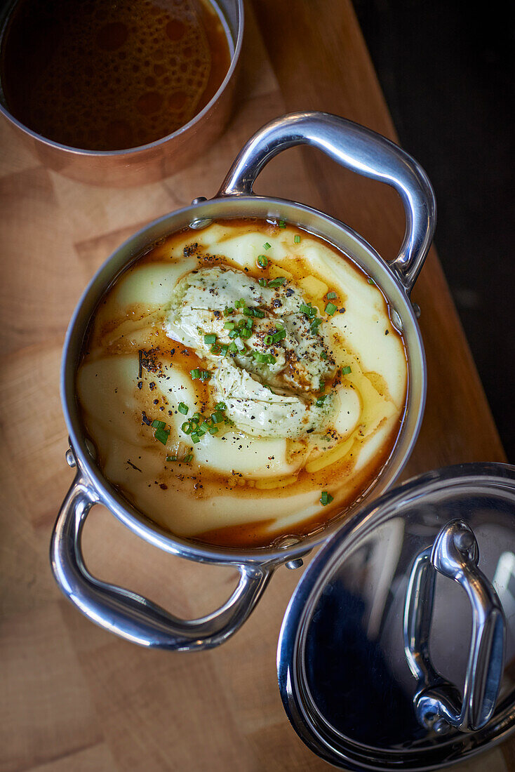 Kartoffelpüree mit Sauce und Schnittlauch