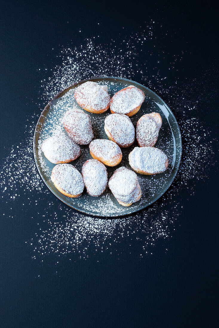 Madeleines with confectionery sugar
