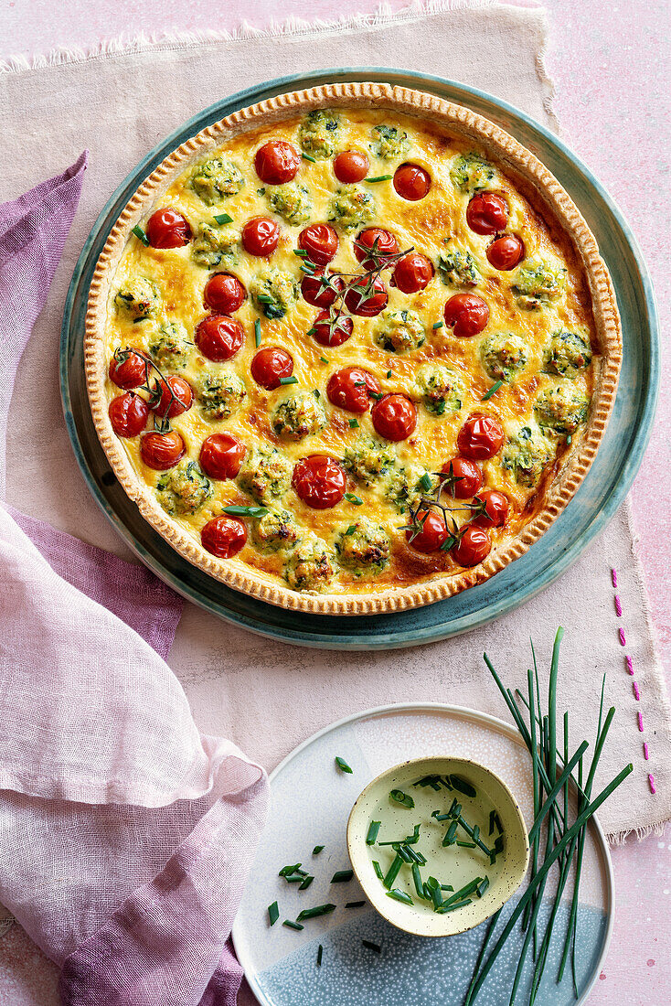 Quiche mit Kirschtomaten und Zucchini-Rucola-Bällchen