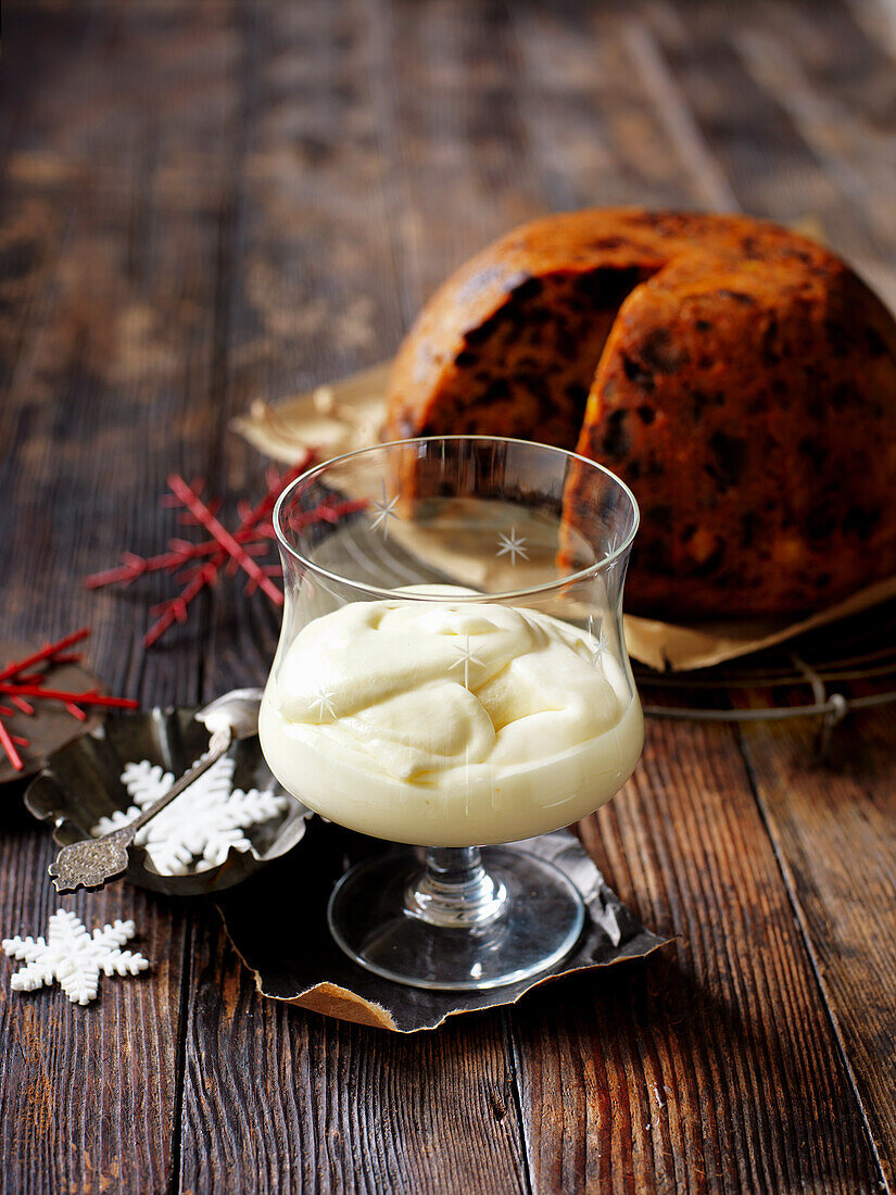 Christmas Pudding mit Rum-Sahnecreme