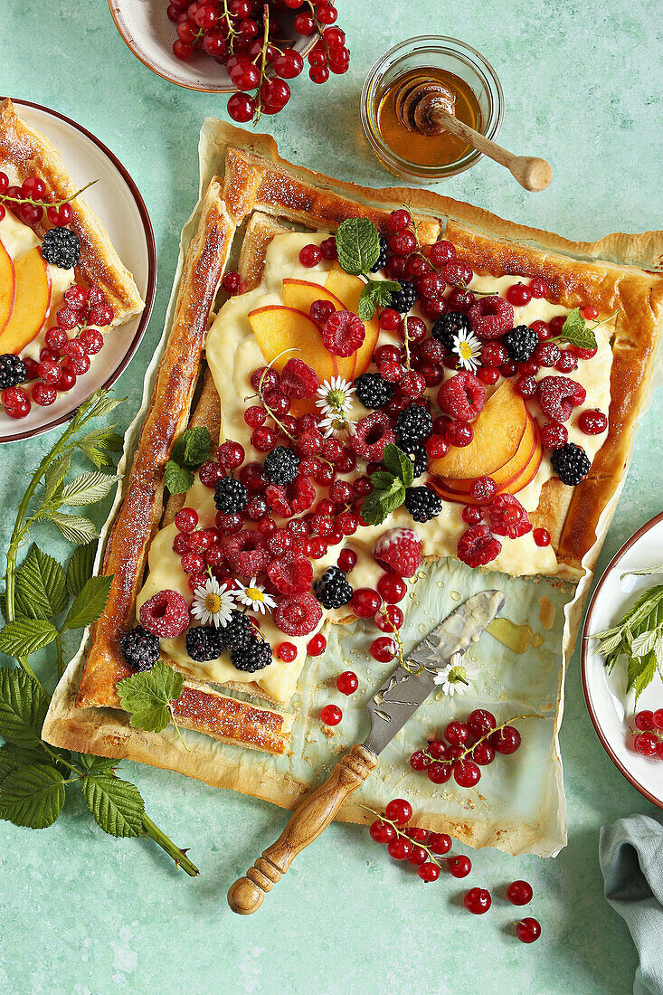 Summery puff pastry cake with vanilla pudding and fruit