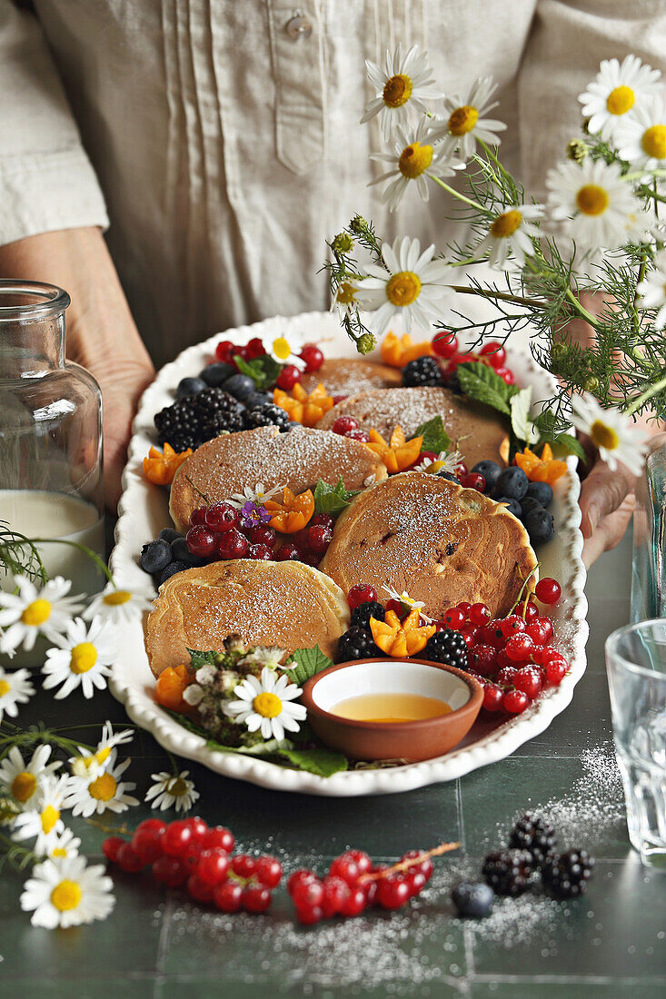 Amerikanische Pancakes mit frischen Beeren