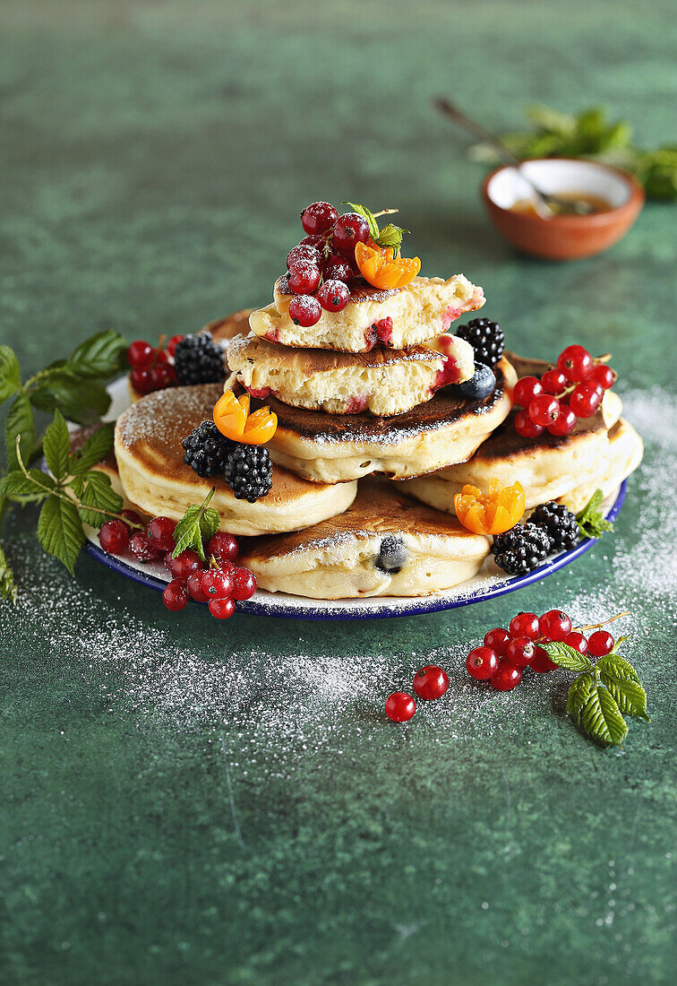 Amerikanische Pancakes mit frischen Beeren