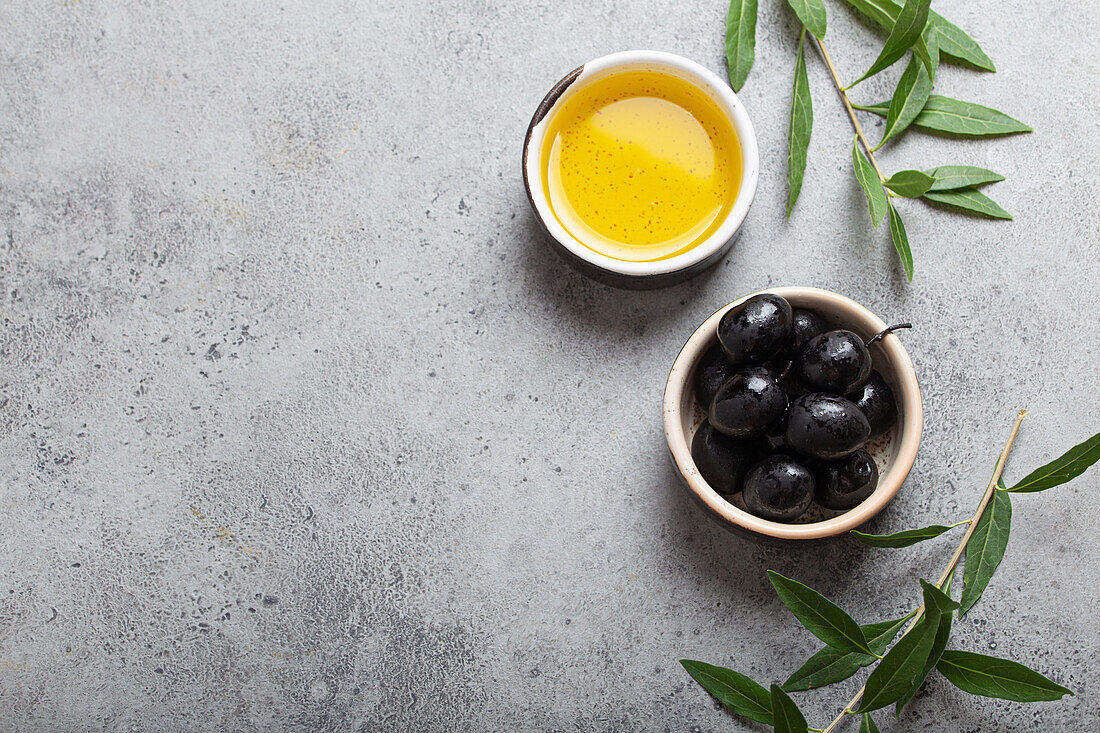 Schwarze Oliven und extra natives Olivenöl