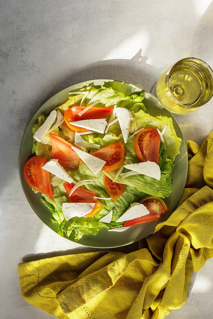 Eisbergsalat mit Tomaten und Feta